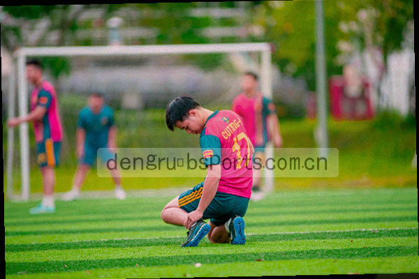 时钟与日历图标组合，展示工作日服务时段与邮件响应承诺
